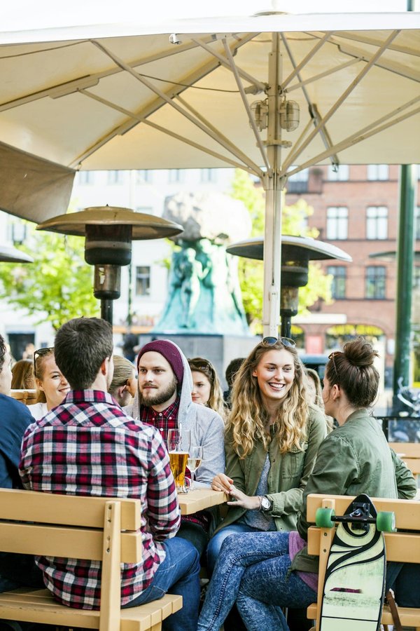 Quel parasol professionnel choisir pour restaurant, tourisme et hôtellerie ?